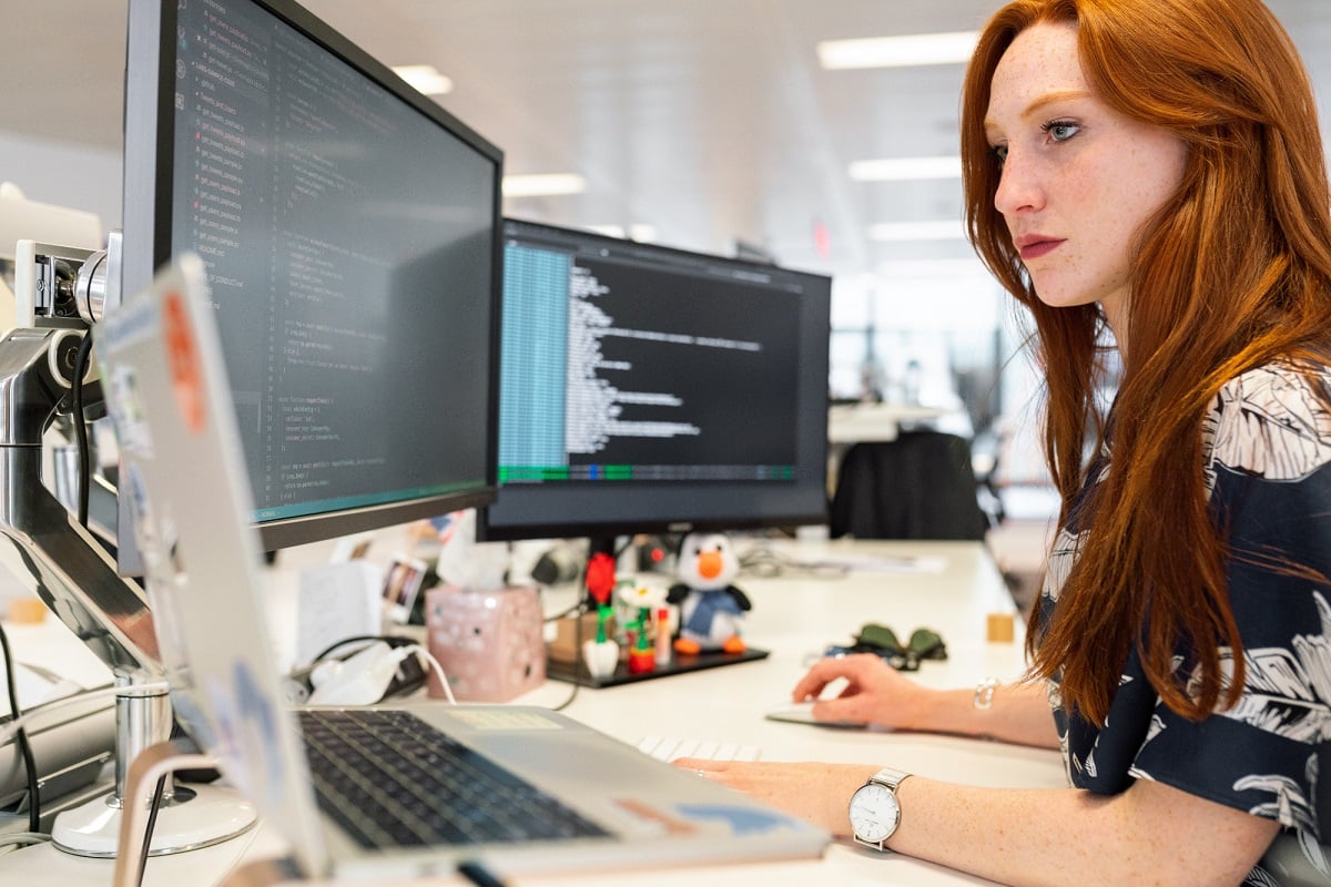 En datorprogrammerare i aktion